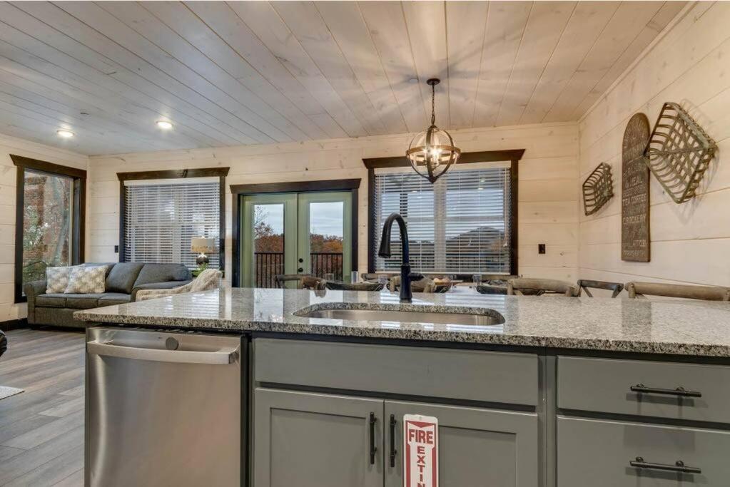 Blue Moon Ridge: Brand New Cabin! 5 Bedrooms, Pool/Hot Tub, Theatre Pigeon Forge Exterior photo