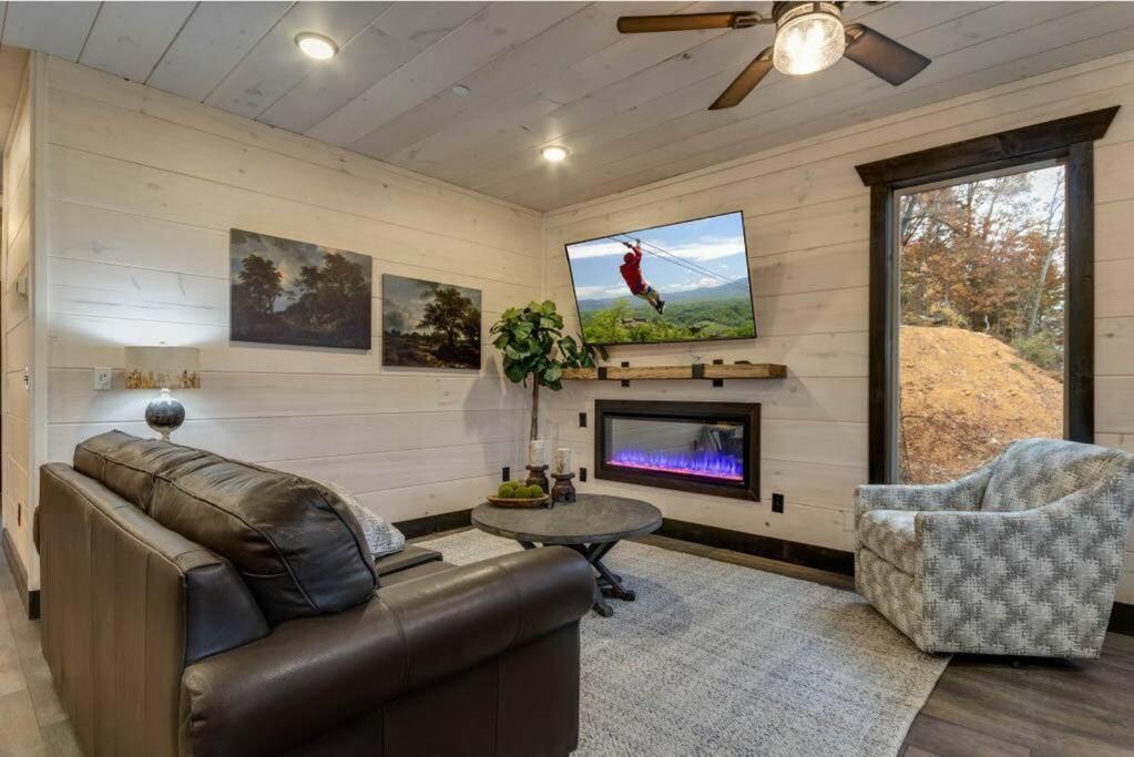 Blue Moon Ridge: Brand New Cabin! 5 Bedrooms, Pool/Hot Tub, Theatre Pigeon Forge Exterior photo