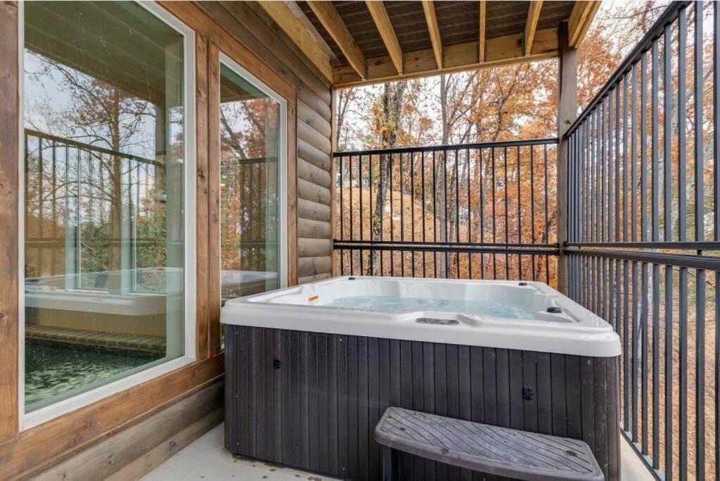 Blue Moon Ridge: Brand New Cabin! 5 Bedrooms, Pool/Hot Tub, Theatre Pigeon Forge Exterior photo
