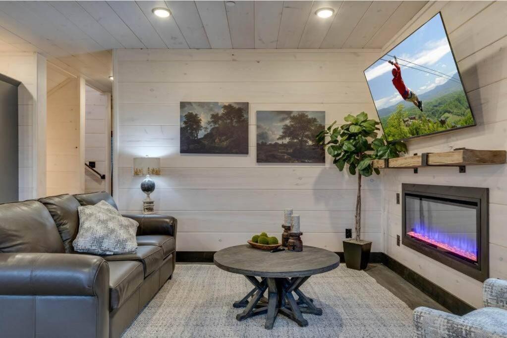 Blue Moon Ridge: Brand New Cabin! 5 Bedrooms, Pool/Hot Tub, Theatre Pigeon Forge Exterior photo